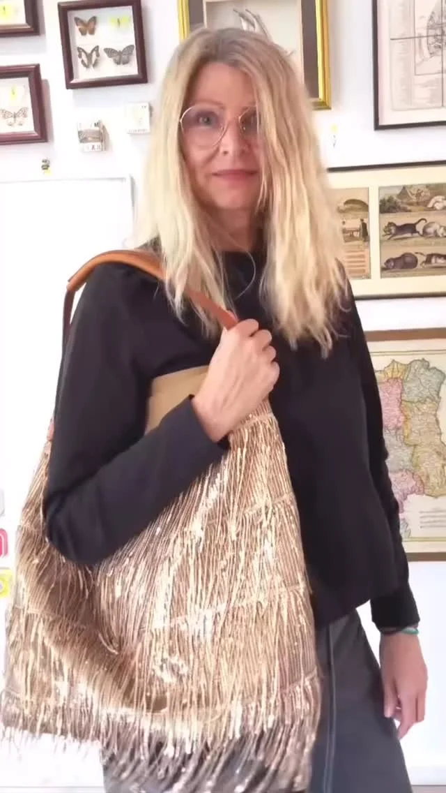 Wir lieben die schicken Taschen-Designs unserer @romeakager - diese Fransentasche haut uns allerdings aus den Socken .. ähh Heels.. in Gold 🤩- wir sind hin und weg ✨Eine kleine Auswahl der Designer Taschen ist auch bei uns im Hotel erhältlich🧡 Ansonsten schaut doch auch gerne einmal bei ihr im Shop 👜: www.romea.de
Unbezahlte Werbung weil toll😍 & Made in Cologne 
We love the chic bag designs of our @romeakager - but this fringed bag knocks our socks off ... uhh heels.... in gold 🤩- we are blown away ✨A small selection of the designer bags is also available in our hotel🧡 Otherwise, why not take a look at her store 👜: www.romea.de
Unpaid advertising because it’s great😍 & Made in Cologne 
#gold #nuno #nunohtel #hotelköln #goldhotel #hotelsuche #booknow (link in bio) #köln #cologne #visitcologne #citytrip #businesstrip #businesstravel #citytrip #kölnhotel #travelcologne #kölncitiy #kwartierlatäng #citycenterhotel #hotelstay
#designertaschen #fransentasche #Handtasche #Taschen #shopperbag #bag #Taschenliebe #MadeInGerman