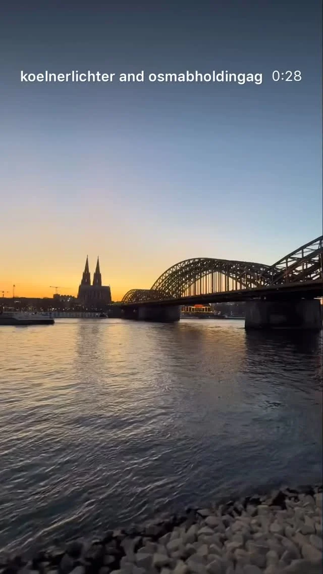 Hallo und ein schönes Wochenende euch allen! Wir möchten euch  noch einmal dezent🎇🎆🎇🎆🎇 auf den 30. August hinweisen. Endlich ist es wieder so weit: Das musiksynchrone Feuerwerk über dem Rhein wird die Nacht erleuchten und für unvergessliche Momente sorgen. 🎶🔥

Verpasst es also nicht – merkt euch den Termin und seid dabei, wenn Köln im Lichtermeer erstrahlt! 🌟

Die Kölner Lichter werden präsentiert von Osmab. 
Hello and have a nice weekend everyone! Once again, we would like to discreetly🎇🎆🎇🎆🎇 draw your attention to 30 August. It’s finally that time again: the music-synchronised fireworks over the Rhine will light up the night and provide unforgettable moments. 🎶🔥

So don’t miss it - save the date and be there when Cologne lights up in a sea of lights! 🌟

The Cologne Lights are presented by Osmab.

🎥koelnerlichter 
#KölnerLichter #Feuerwerk #Rhein #KölnErleben #SommerMagic  #LichterAmRhein #Osmab  #citytrip #booknow (link in bio) #nunohotelköln #nuno #nunohotel #goldhotel #köln #cologne #visitcologne #kölnhotel #travelcologne #kölncitiy #cityhotel #citycenterhotel #kwartierlatäng #colognebestplace #hotelköln