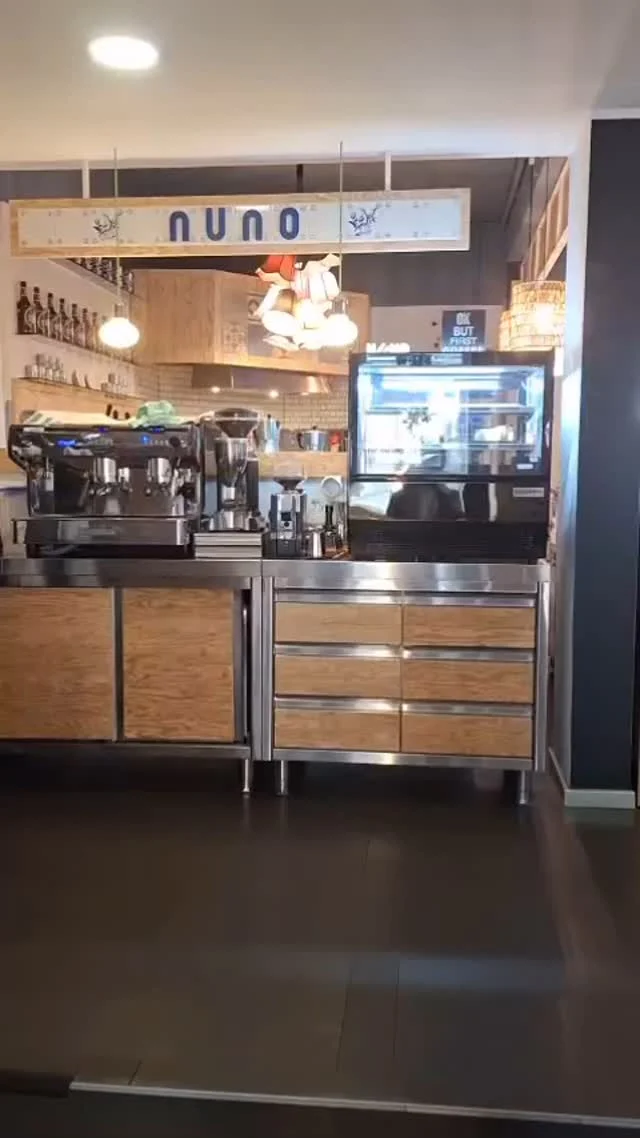 #Neu 
Wie ihr ja bereits wisst, gibt es bei uns den leckersten Kaffee ☕der Stadt @schamong_official. Das kommt nicht nur bei unseren lieben Hotelgästen und Besuchern unseres kleinen, schicken Hotellobby NUNO-Cafés (und natürlich auch bei unseren Mitarbeiter:innen, räusper 🙃) so gut an, dass wir beschlossen haben, unser Angebot entsprechend zu erweitern. Kommt vorbei, genießt eine leckere Tasse Kaffee zum Verweilen oder auch to go – wir freuen uns auf euch🧡 #New 
As you already know, we serve the most delicious coffee ☕in town @schamong_official. This is not only so popular with our dear hotel guests and visitors to our small, chic hotel lobby NUNO café (and of course also with our employees, clear your throat 🙃) that we have decided to expand our offer accordingly. Come by, enjoy a delicious cup of coffee to linger or to go - we look forward to seeing you🧡 
#hotellife #coffeefirst #leckerkaffee #nunohotelköln #nuno #hotels #köln #hotelköln #kölle #kwartierlatäng #barbarossaplatz #visitcologne #cityhotel #goldhotel #kölnhotel #kölncity #citycenterhotel #hotelsuche #booknow (link in bio)