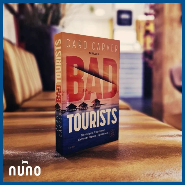 Unsere liebe Buchexpertin PAPIERTOURISTIN 📚🦦 @papiertouristin hat für Euch das Buch „BAD TOURIST“ (ein Schelm ... 😉) von Caro Carver gelesen: Das exklusive Sapphire Island Resort auf den Malediven ist der perfekte Ort für einen Traumurlaub, bei dem Freundinnen Darcy, Kate und Camilla Darcys Scheidung feiern. Eine gemeinsame traumatische Vergangenheit verbindet sie, doch als ein Gast verschwindet, stellen sie ihre Freundschaft und ihr Vertrauen zueinander infrage.

Dies ist ein spannender und gut durchdachter Thriller, der mich von Anfang an gepackt und nicht mehr losgelassen hat.

Die Charaktere haben mich von Anfang an in ihren Bann gezogen. Sie werden aus verschiedenen Blickwinkeln erzählt und waren alle sehr authentisch. Besonders gut hat mir gefallen, dass die drei Hauptfiguren allesamt Frauen mittleren Alters waren. Die Autorin hat die Charaktere wirklich sehr gut gezeichnet.

Die Geschichte braucht etwas Anlauf, da es einige Nebenhandlungen gibt, die man anfangs nicht wirklich zuordnen kann, aber nach und nach steigert sich das Tempo der Geschichte bis es zu einem großen Knall kommt und die losen Handlungen zu einem Ganzen werden.

Das Ganze hat sich für mich zu einem richtigem Pageturner entwickelt. Der Twist ist wirklich gelungen und überraschend gewesen. Damit habe ich gar nicht gerechnet und hat mich aus dem Konzept gebracht, da alle Puzzleteile eins ergeben haben und ein rundes Ende erschaffen.

Insgesamt ein spannender und lesenswerter Thriller, der perfekt für den Sommer geeignet ist.

𝟺,𝟻 𝚟𝚘𝚗 𝟻 𝙾𝚝𝚝𝚒𝚜 🦦 🦦 🦦 🦦  Köln ist zwar nicht die Malediven, aber perfekt für einen #citytrip - kommt uns besuchen 🧡Wir freuen uns🧡

#lestmehrbücher #buecherliebe #buchempfehlung
#nuno #nunohotel #hoteldesign #goldhotel#booknow (Link in Bio #hotellife#kwartierlatäng #köln #cologne #visitcologne #citycenterhotel #hotelsuche #busienesstrip #familytrip #citiytrip #hotelköln #cityhotel HOME AWAY FROM HOME #youarewelcome #willkommen
