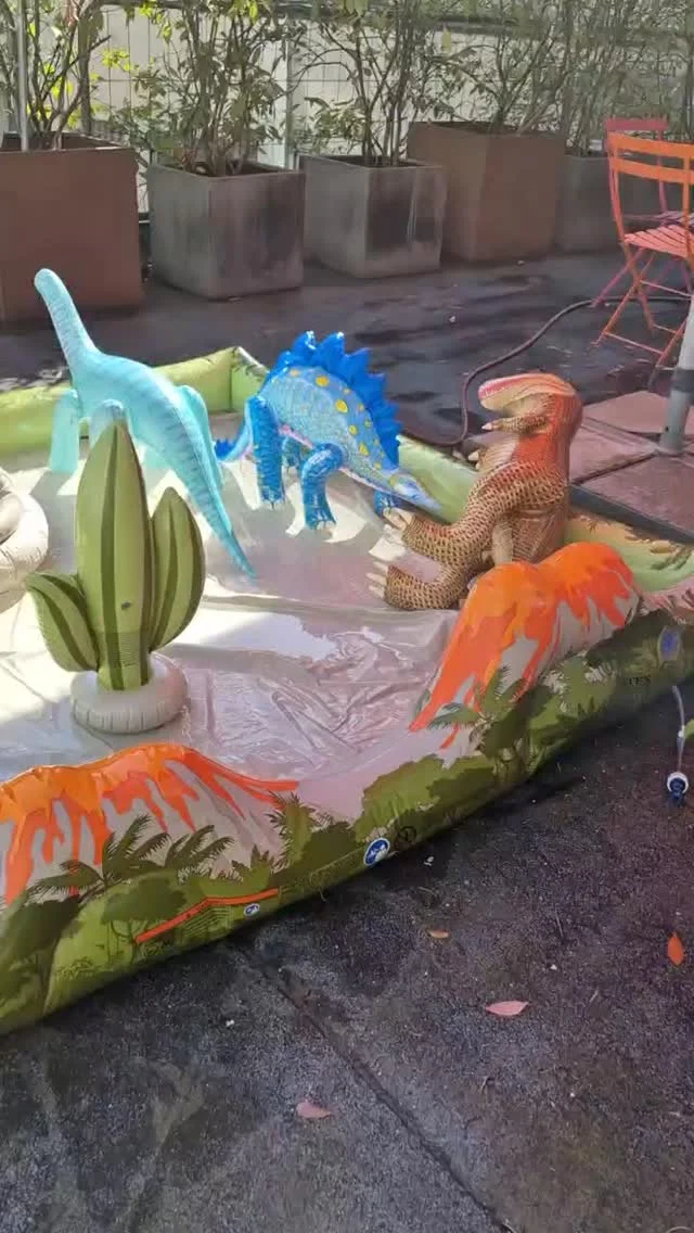 Splish Splash .. Für unsere kleinen und großen Gäste haben wir  auf unserer Hotelterrasse ein Wasserspiel aufgebaut... Ein Dinopark 🦖 zum „kneippen“ 💦.. auf jeden Fall schön bunt und eine kleine Erfrischung für platt gelaufene Füße🛍️, durchtanzte Nächte🕺🏻 oder zum Staunen für die Kleinen 🧸 Wir wünschen euch einen schönen Sonntag 🧡 Köln ist cool - kommt uns besuchen 🧡 Splish Splash ... We have set up a water feature on our hotel terrace for our young and grown up guests... A dino park 🦖 to do Kneipp therapy 💦... definitely colourful and a little refreshment for flat feet🛍️, danced through nights🕺🏻 or to amaze the little ones 🧸 Havppy Sunday all 🧡 Cologne is cool - come and visit us 🧡#summerinthecity☀️ #nuno #nunohotel #goldhotel #köln #visitcologne #booknow (Link in Bio) #citycenterhotel #hotelsuche #cityhotel #familytrip #cologne #citiytrip #hotelköln # #youarewelcome #willkommen #kwartierlatäng #verliebtinköln