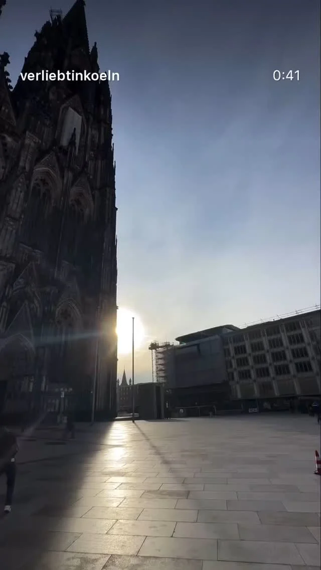 Wir lieben Köln❣️ Ihr auch ⁉️
Kommt uns besuchen 🧡Köln ist cool 🧡 
We love Cologne❣️ Do you too⁉️
Come visit us 🧡Cologne is cool 🧡 #verliebtinkoeln #kölnliebe #nuno #nunohotel #booknow (link in bio) #köln #goldhotel #cityhotel #citycenterhotel #cologne #weekendtrip #shoppingtrip #girlsnightout #kwartierlatäng #kölle #citybreak #städtetrip Das wunderschöne Reel ist von @verliebtinkoeln