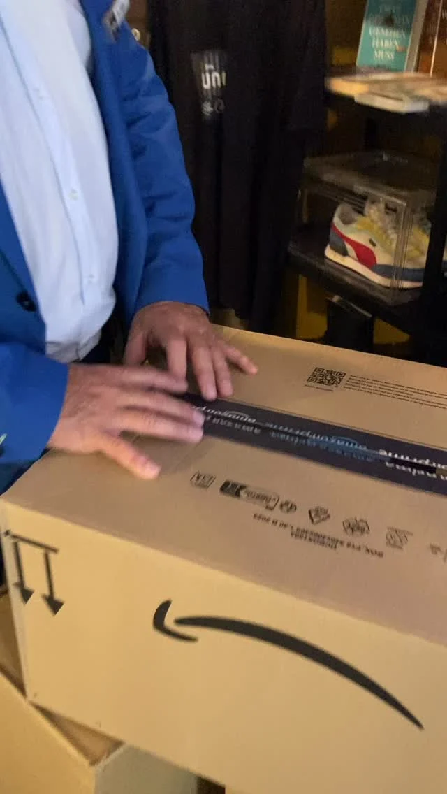 Spieglein, Spieglein .. 🪞🤳🏻
Wir finden die neuen Badspiegel super schick und auch mega praktisch, man(n)/Frau kann diese auch mit ins Zimmer nehmen (wobei die Betonung auf mit ins Zimmer nehmen liegt 👮🏼😉
Kommt uns besuchen -nicht nur wegen der schicken Spiegel  Wir freuen uns auf Euch🧡 Mirror, mirror... 🪞🤳🏻We think the new bathroom mirrors are super chic and also mega practical. You can even take them into your room (with the emphasis on taking them into your room 👮🏼😉Come visit us – not just for the chic mirrors. We look forward to seeing you🧡#nuno #nunohotel #booknow (link in bio) #köln #goldhotel #cityhotel #citycenterhotel #cologne #weekendtrip #shoppingtrip #girlsnightout #kwartierlatäng #kölle #citybreak #städtetrip #unboxing #schminkspiegel #hotelbadezimmer
