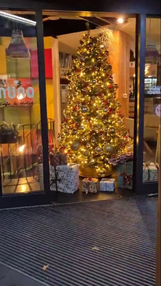 Glühweinzeit im Nuno🎄 Wie jedes Jahr stoßen wir mit unseren lieben Hotelgästen auf eine gemütliche Vorweihnachtszeit an. Cheers & hohoho! 🎅✨
Mulled wine season at Nuno🎄 As every year, we toast to a cosy pre-Christmas season with our dear hotel guests. Cheers & ho ho ho! 🎅✨
 #nuno #nunohotel #goldhotel #booknow (link in bio) #Glühwein #happyguest #citycenterhotel #cityhotel #hotelköln