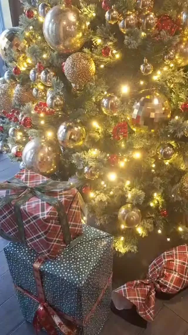 Gestern KI-Weihnachtscontent, heute echtes Lobby-Luxusleuchten✨
‘Das geht auch in richtig!’ meinte unser Chef – und zack steht ein goldener Weihnachts­traum in der Lobby.“ Weihnachtsmodus an 🎄✨Kommt uns besuchen 🧡🎄Wir freuen uns auf Euch 🧡 
Yesterday AI Christmas content, today real luxury lighting in the lobby✨
‘This can be done properly!’ said our boss – and just like that, a golden Christmas dream appeared in the lobby. Christmas mode on 🎄✨Come visit us 🧡🎄We look forward to seeing you 🧡 #Weihnachtsmarkt #köln #cologne #kölnerweihnachtsmarkt #glühwein #christmasmarket #christmasshopping #shoppingtrip #nuno
#nunohotel #goldhotel #hotelköln #booknow (link in bio) # #weekendtrip #cityhotel #citycenterhotel