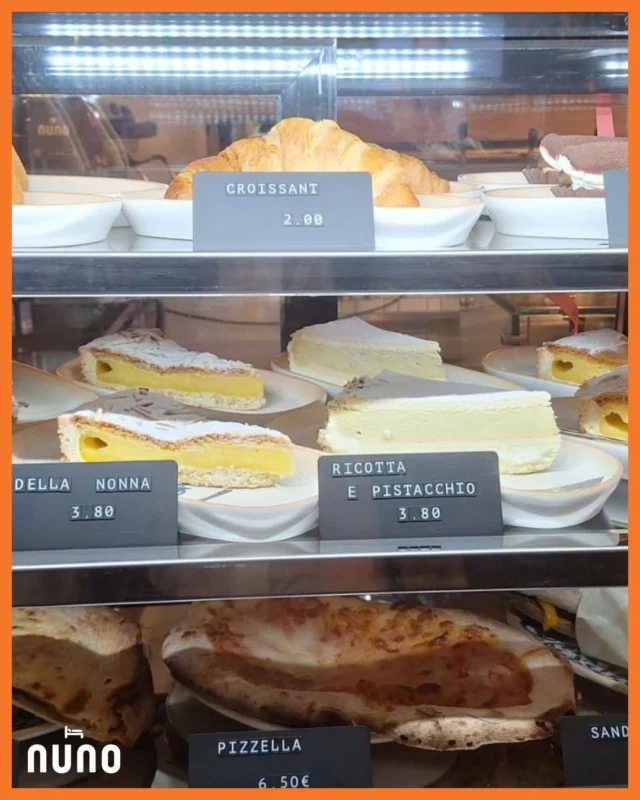 Achtung ⚠️ hier kommt der gefährlichste Ort in ganz Köln 👀
Das schnuckelige (und ziemlich stylische) Hotellobby-Café im goldenen Hotel NUNO am Barbarossaplatz ✨
Gefährlich allerdings nur für Hüftgold und den Blick auf die Waage 😉🙃
Hier gibt’s köstliche Kuchen, feine Teilchen🍰🍩 – und auch für den herzhaften Zahn ist was dabei 🥐
Dazu ein richtig leckerer Schamong Kaffee @schamong_official ☕️
Perfekt zum Verweilen oder einfach to go 💛
Gönnt euch!☀️🫶🏼
Warning ⚠️ Here comes the most dangerous place in all of Cologne 👀
The cosy (and rather stylish) hotel lobby café in the golden Hotel NUNO on Barbarossaplatz ✨
Dangerous, though, only for your love handles and the sight of the scales 😉🙃
Here you’ll find delicious cakes, fine pastries🍰🍩 – and there’s something for savoury lovers too 🥐
Accompanied by a really tasty Schamong coffee ☕️
Perfect for lingering or simply to go 💛
Treat yourselves!☀️🫶🏼

#nunohotel #hotelköln #kaffeeliebe #leckerlecker #gönndir